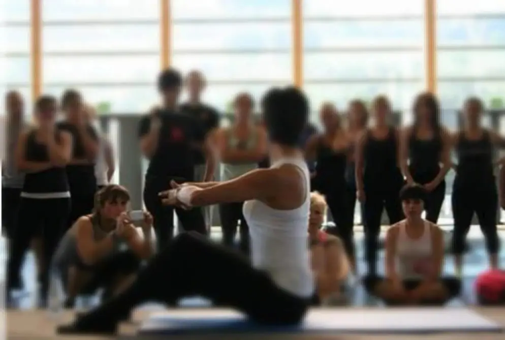 Noelia en posición yoga
